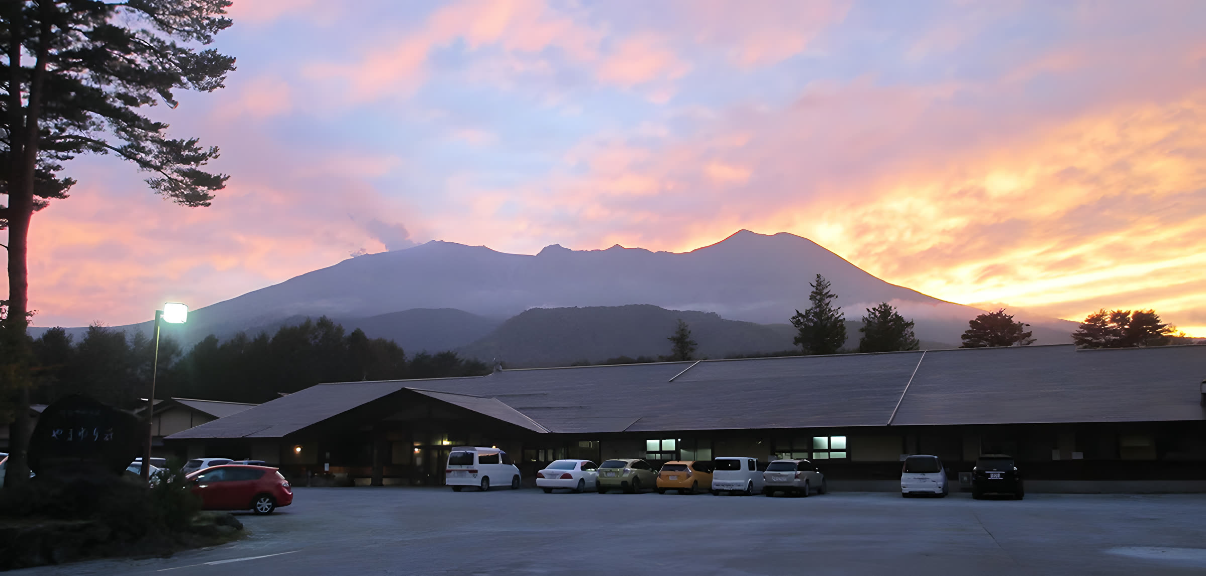 夕暮れに染まる御嶽山