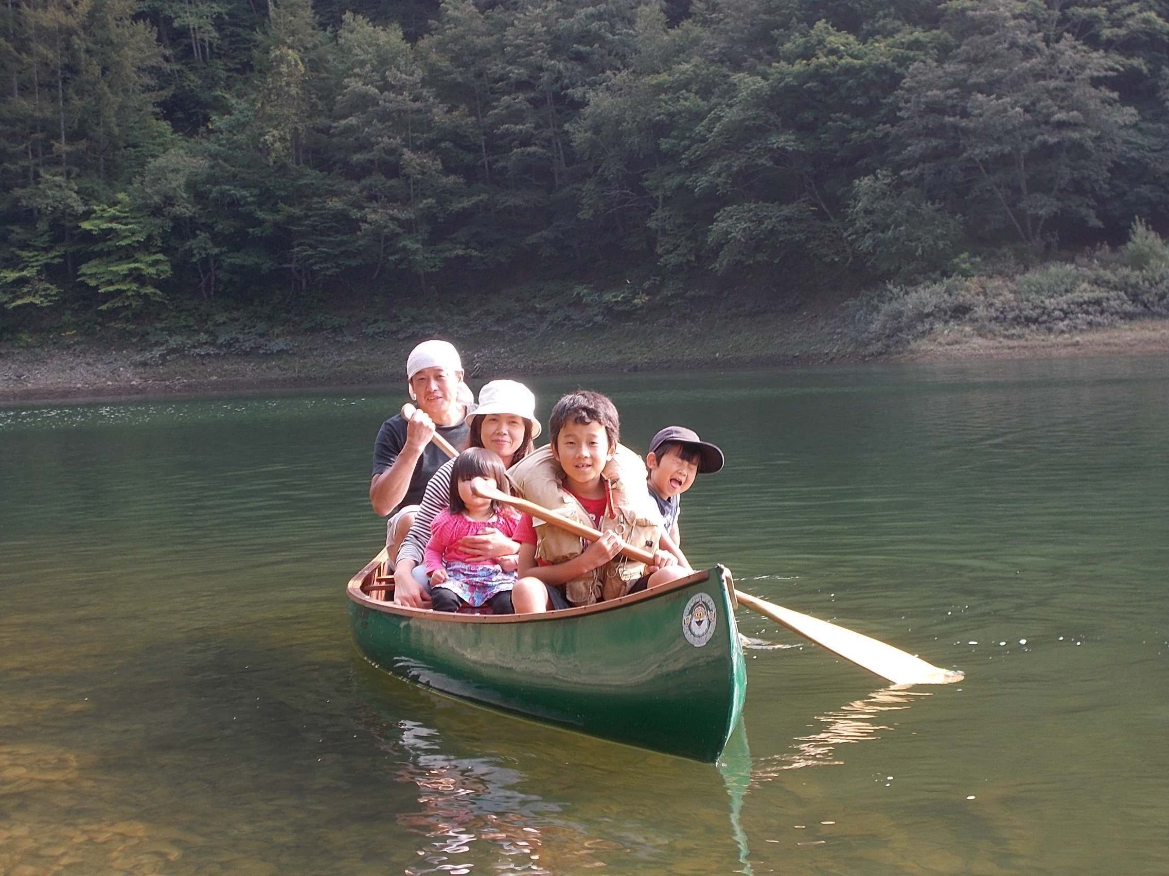 近くの湖でカヌーを楽しむご家族